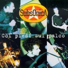 Coi piedi sul palco